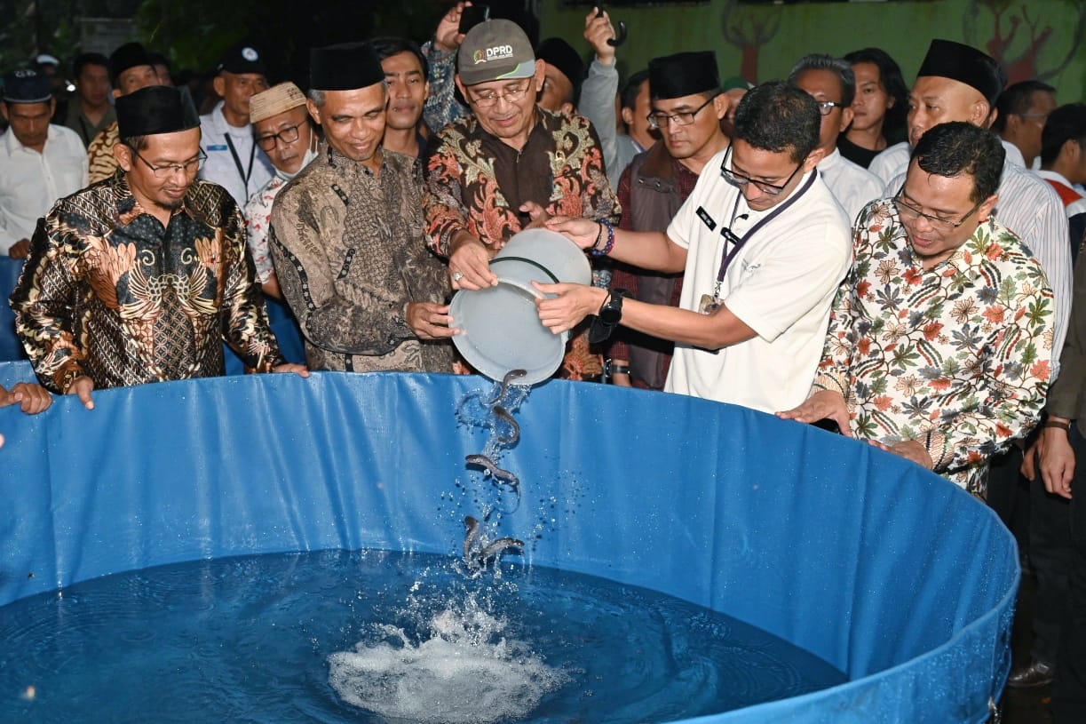 Warga gotong royong dukung Program Juragan Lele Menparekraf Sandiaga Uno Warga gotong royong dukung Program Juragan Lele Menparekraf Sandiaga Uno