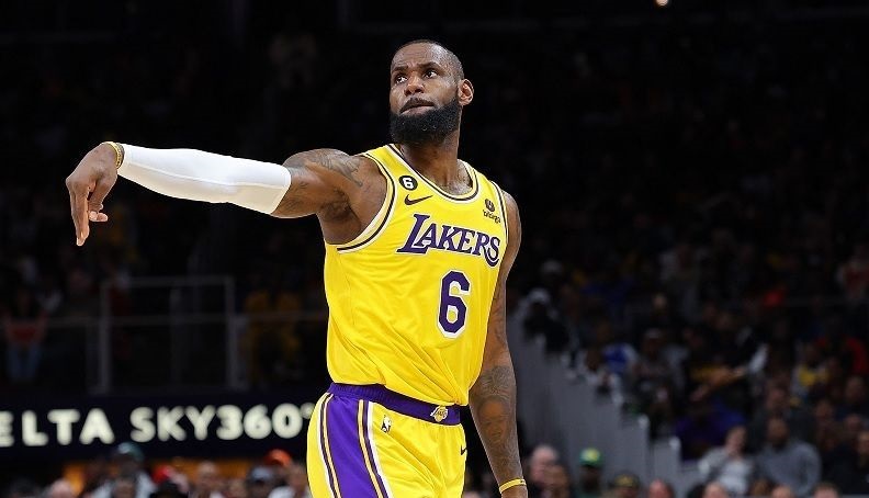 LeBron James pertimbangkan pensiun usai kalah di Final Barat