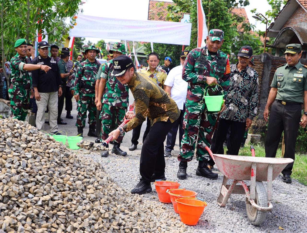 Bantu gerakkan perekonomian Desa Gulang, TMMD Kodim 0722 Kudus betonisasi jalan desa Bantu gerakkan perekonomian Desa Gulang, TMMD Kodim 0722 Kudus betonisasi jalan desa
