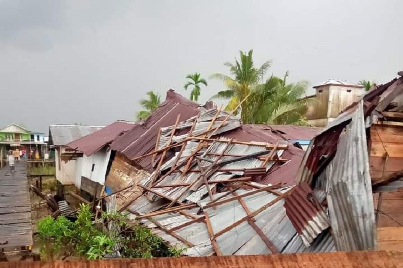 Angin puting beliung rusak 33 rumah dan gudang di pesisir Tanjabtim Angin puting beliung rusak 33 rumah dan gudang di pesisir Tanjabtim