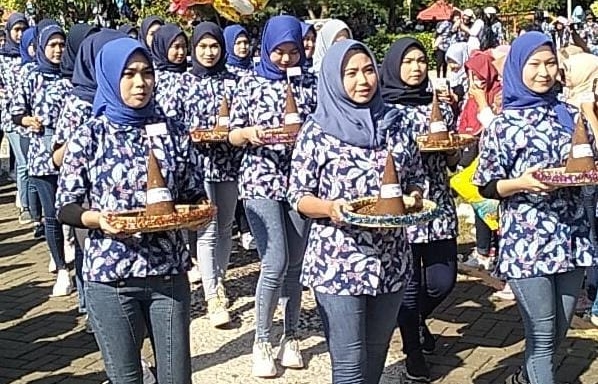 Tolak RUU Kesehatan, pekerja rokok di Kudus berikan kado 30 tumpeng tembakau