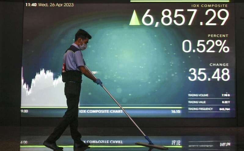 IHSG ditutup melemah jelang rilis suku bunga acuan The Fed