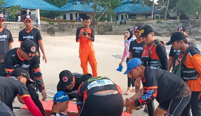 Sembilan atlet Sungailiat Triathlon alami kram saat berenang Sembilan atlet Sungailiat Triathlon alami kram saat berenang