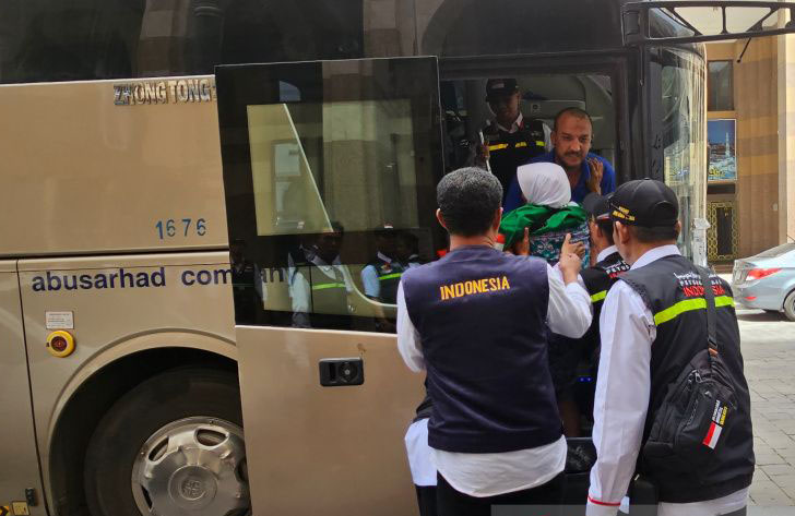 Tim transportasi kerahkan petugas sisir barang bawaan jamaah di bus