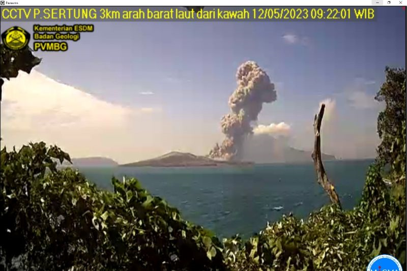 Gunung Anak Krakatau meletus lontaran abu setinggi 2.500 meter Gunung Anak Krakatau meletus lontaran abu setinggi 2.500 meter