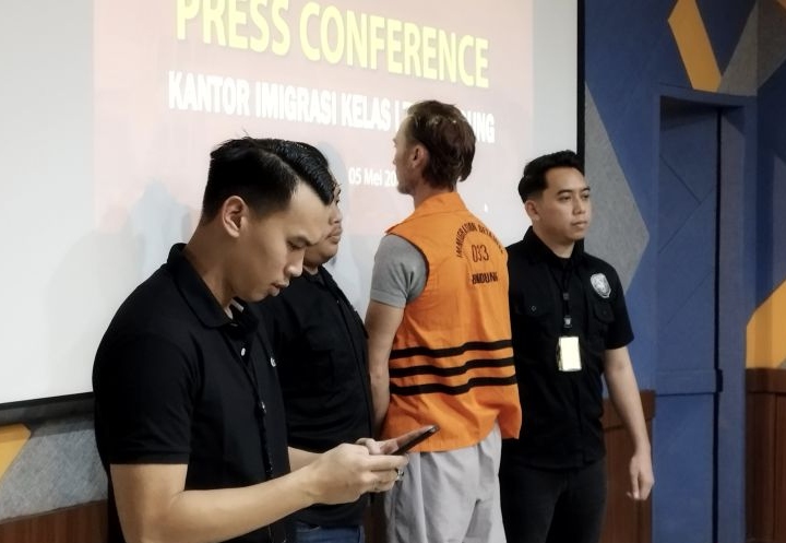 Imigrasi Bandung deportasi WNA Australia ludahi imam masjid