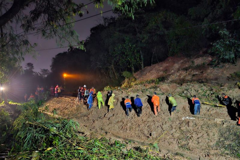 Sembilan perjalanan kereta api terganggu akibat longsor di Purwakarta Sembilan perjalanan kereta api terganggu akibat longsor di Purwakarta