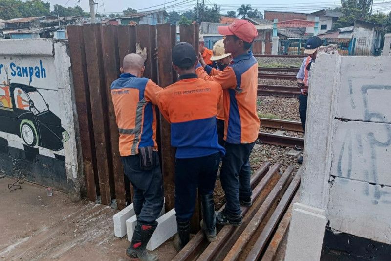 KAI Daops 1 tutup kembali perlintasan liar di lintas Jatinegara-Bekasi