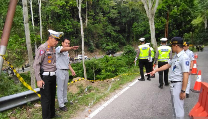 Polisi olah TKP pascakecelakaan bus di Kilometer 4 Toboli Parigi Polisi olah TKP pascakecelakaan bus di Kilometer 4 Toboli Parigi