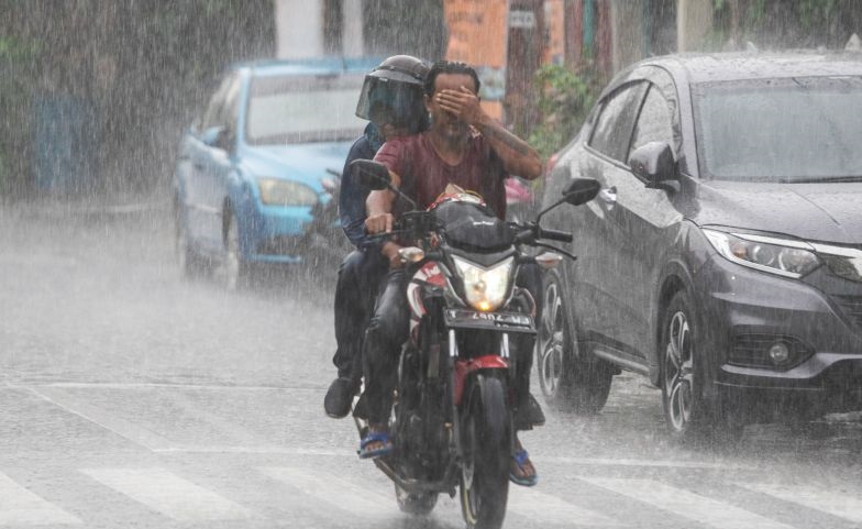 BMKG prediksi hujan lebat disertai kilat di sejumlah wilayah BMKG prediksi hujan lebat disertai kilat di sejumlah wilayah