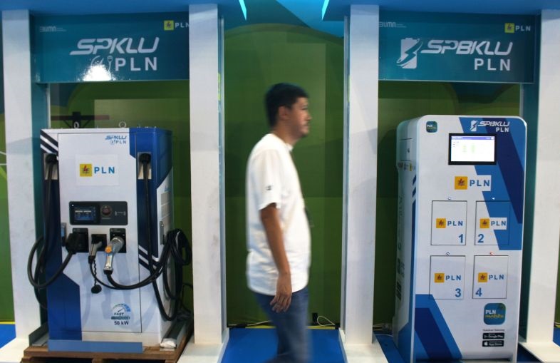 PLN berkomitmen beri kemudahan untuk pengguna kendaraan listrik PLN berkomitmen beri kemudahan untuk pengguna kendaraan listrik