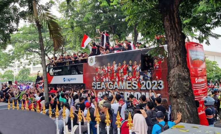 Timnas sepak bola Indonesia pimpin arak-arak 87 emas SEA Games 2023 Timnas sepak bola Indonesia pimpin arak-arak 87 emas SEA Games 2023