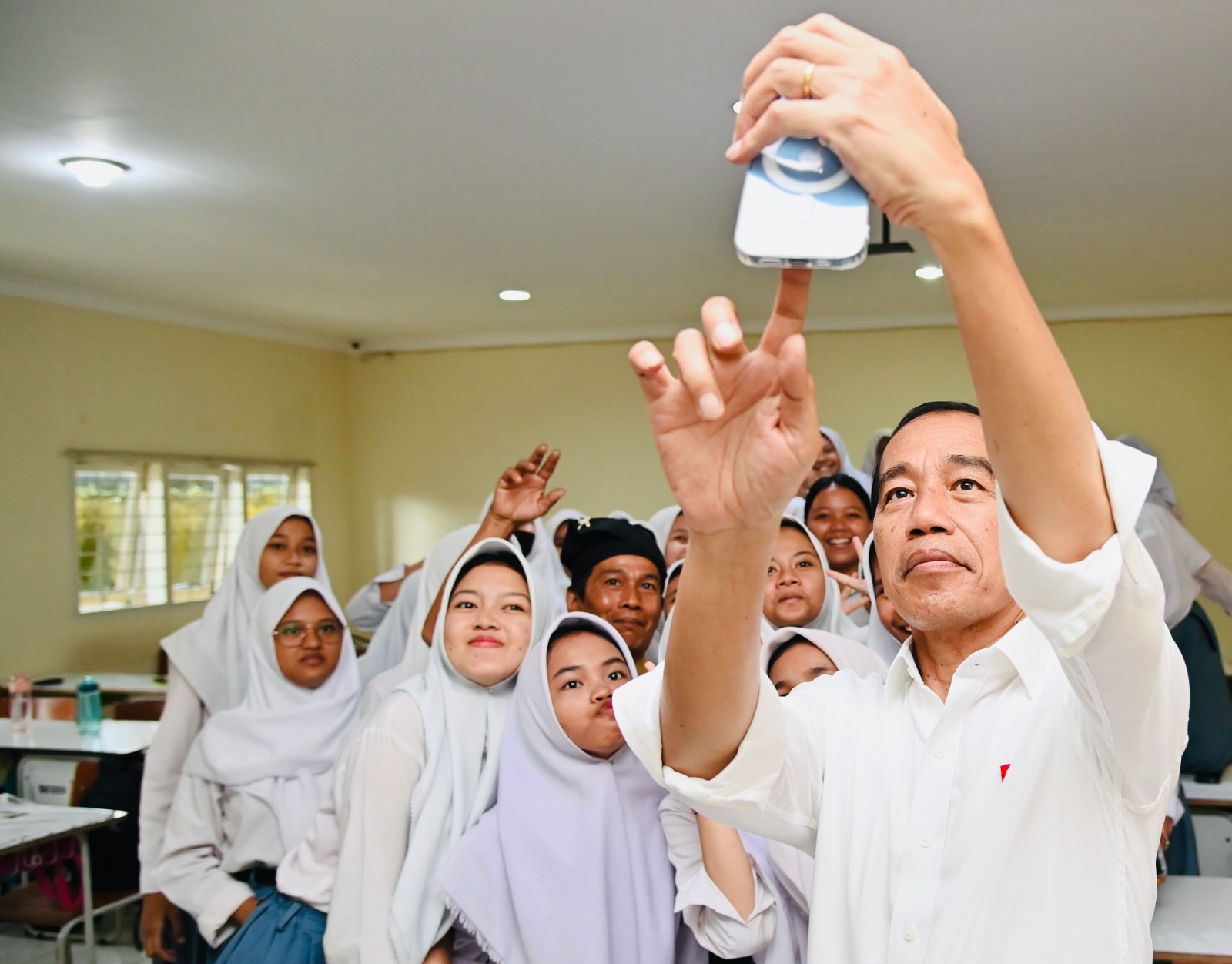 Presiden Jokowi tinjau aktivitas belajar mengajar di SMKN 4 Kota Jambi