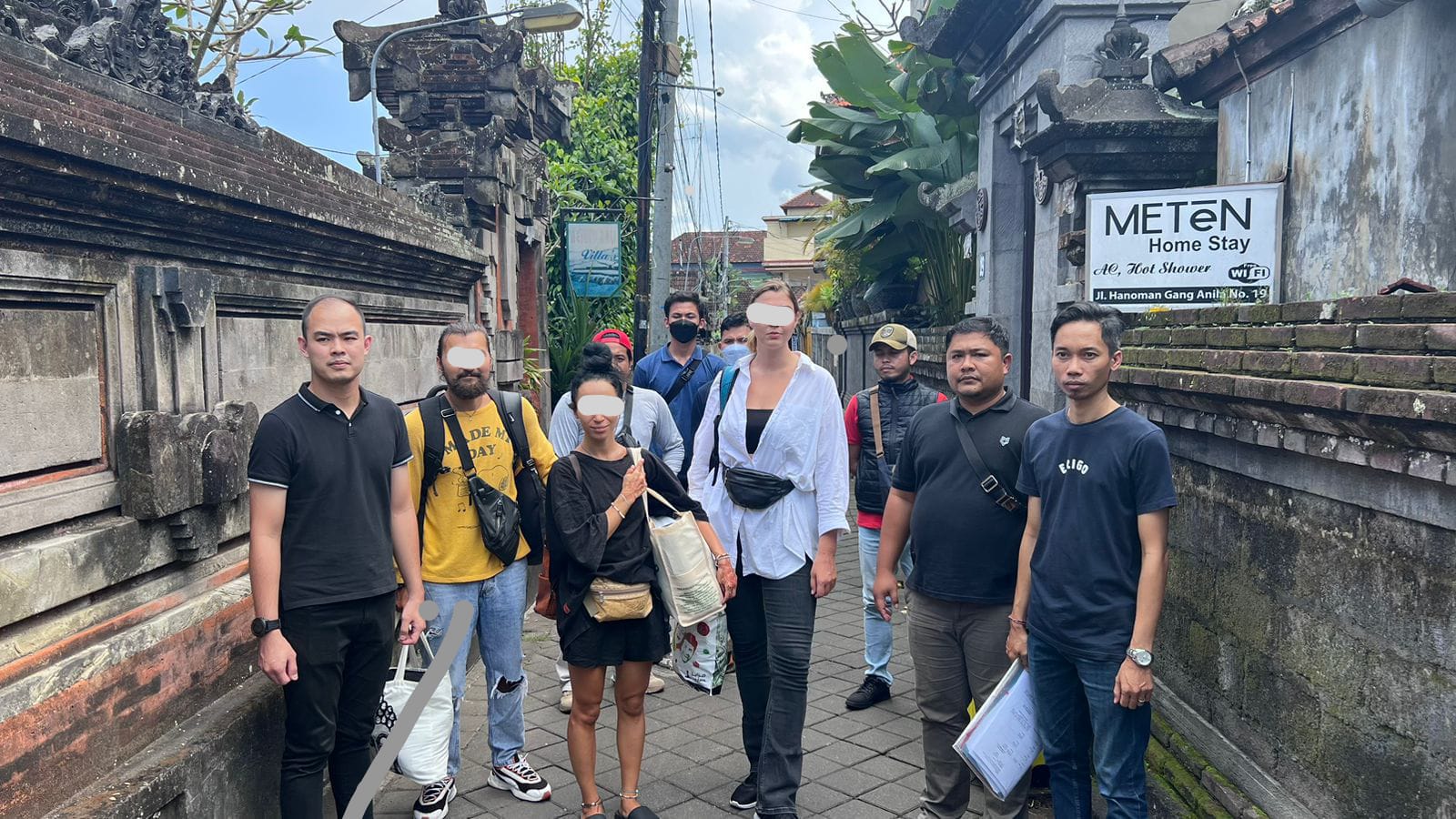Imigrasi tangkap WNA langgar norma etika di Pura Pengubengan Besakih Imigrasi tangkap WNA langgar norma etika di Pura Pengubengan Besakih