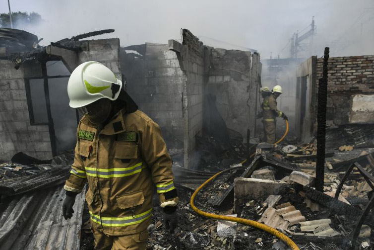 85 personel Gulkarmat Jaksel padamkan kebakaran rumah di Tebet