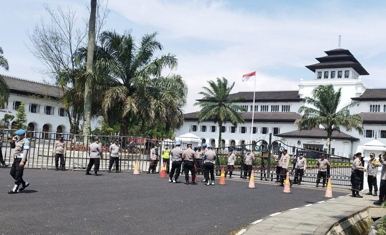 Polisi kerahkan 500 personel amankan aksi buruh di Gedung Sate Polisi kerahkan 500 personel amankan aksi buruh di Gedung Sate