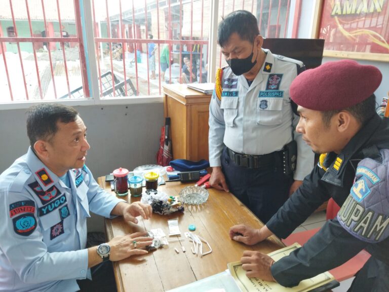Petugas temukan bungkusan narkoba yang dilempar dari luar tembok Lapas Kelas IIB Tegal Petugas temukan bungkusan narkoba yang dilempar dari luar tembok Lapas Kelas IIB Tegal