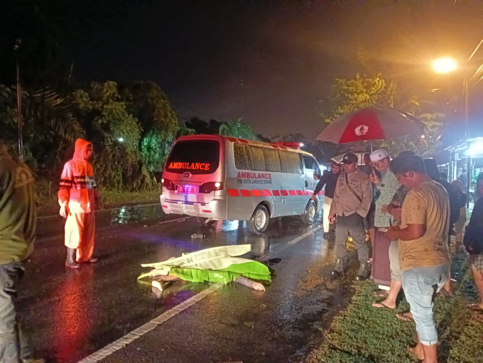 Polisi evakuasi mayat tanpa identitas di Jalan Medan, Banda Aceh Polisi evakuasi mayat tanpa identitas di Jalan Medan, Banda Aceh