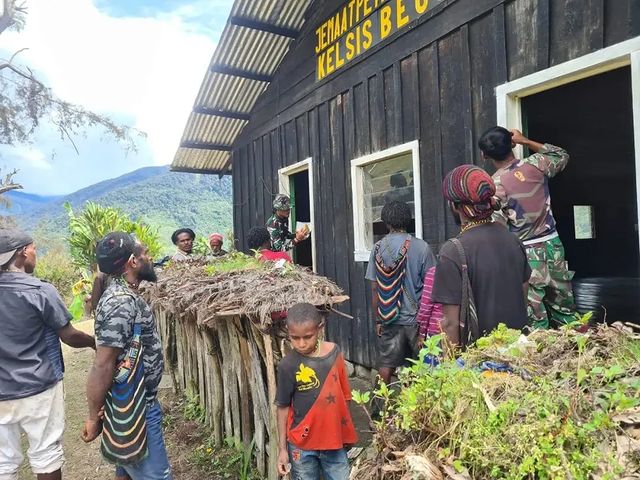 Satgas Yonif Raider 303 Kostrad perbaiki gereja Kampung Dambet, Papua Satgas Yonif Raider 303 Kostrad perbaiki gereja Kampung Dambet, Papua