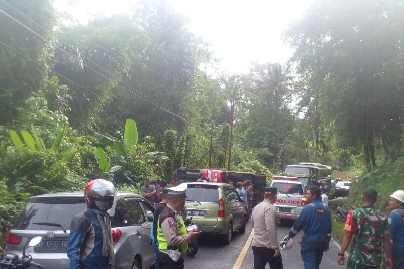 Tiga orang tewas akibat kecelakaan bus di jalan Leilem-Sonder Tiga orang tewas akibat kecelakaan bus di jalan Leilem-Sonder