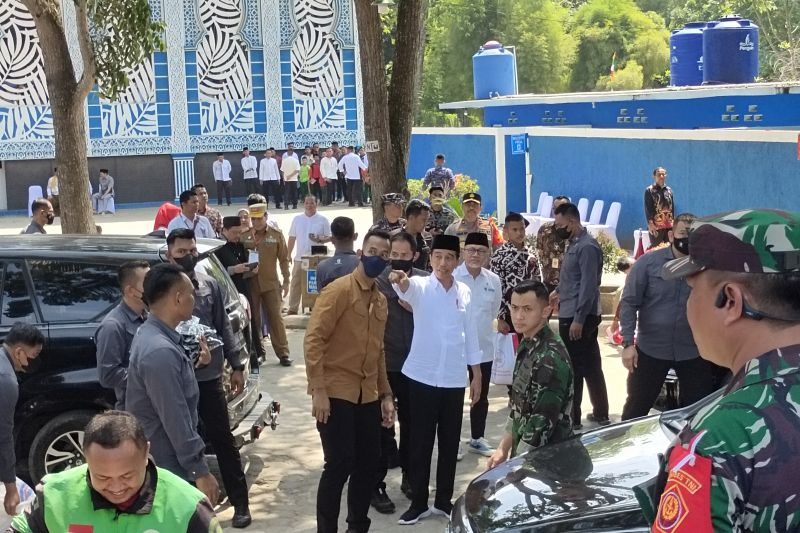 Presiden Joko Widodo Salat Jumat di Masid Raya Airan Presiden Joko Widodo Salat Jumat di Masid Raya Airan