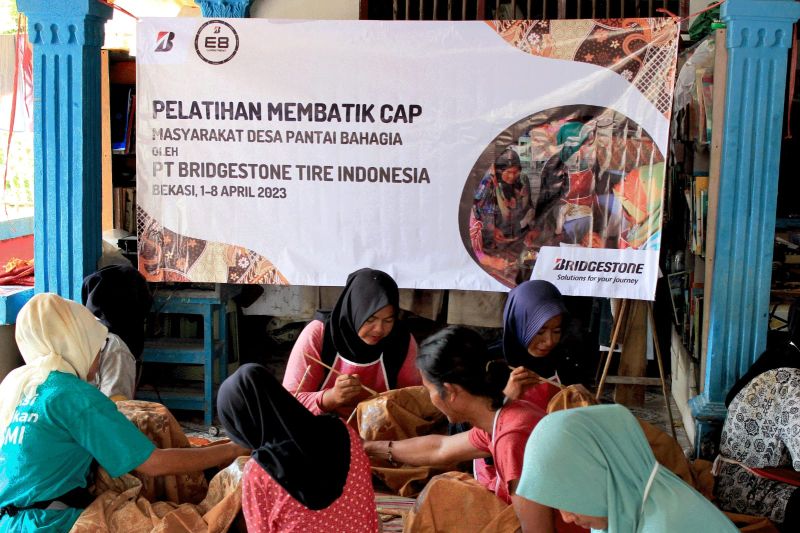 Bridgestone beri pelatihan membatik kepada warga Desa Pantai Bahagia Bridgestone beri pelatihan membatik kepada warga Desa Pantai Bahagia