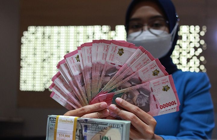 Rupiah menguat karena pengaruh keputusan The Fed tahan suku bunga