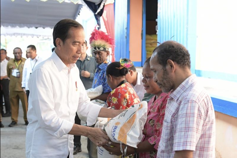 Presiden Joko Widodo salurkan bantuan pangan di Biak Numfor Papua Presiden Joko Widodo salurkan bantuan pangan di Biak Numfor Papua