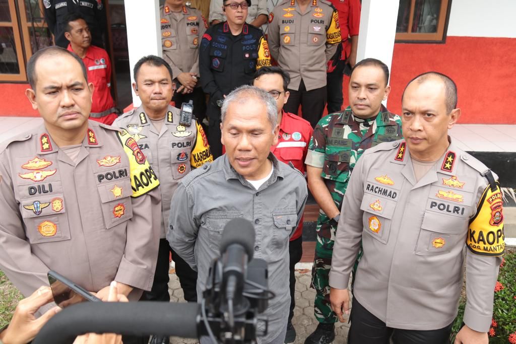 Dibantu hujan, Tim Manggala Agni dan Polda Sumsel berhasil padamkan api di HPT Dibantu hujan, Tim Manggala Agni dan Polda Sumsel berhasil padamkan api di HPT