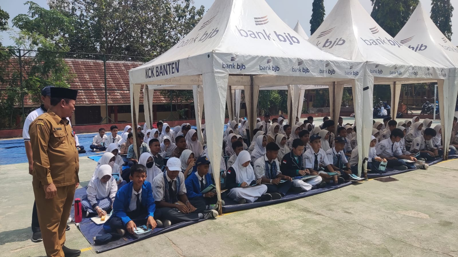 Siswa SLTP di Kota Serang dikenalkan dunia jurnalistik berbasis bahasa Inggris Siswa SLTP di Kota Serang dikenalkan dunia jurnalistik berbasis bahasa InggrisÂ