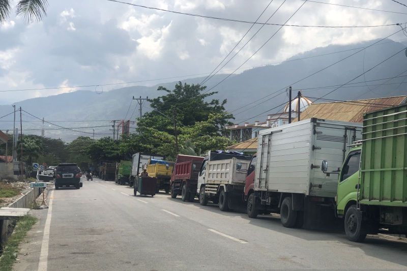 Supir truk menginap di kendaraan dampak antrian BBM di Palu Supir truk menginap di kendaraan dampak antrian BBM di Palu