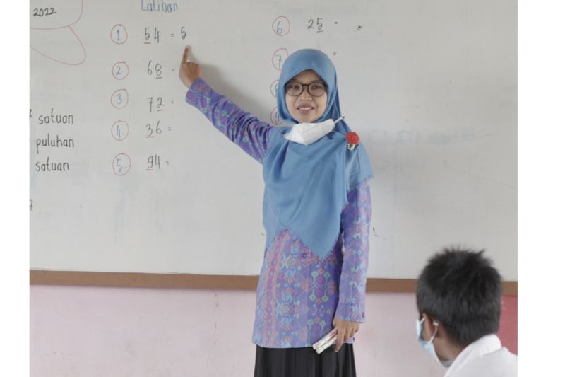 Memerdekakan kreativitas guru hingga pelosok negeri Memerdekakan kreativitas guru hingga pelosok negeri