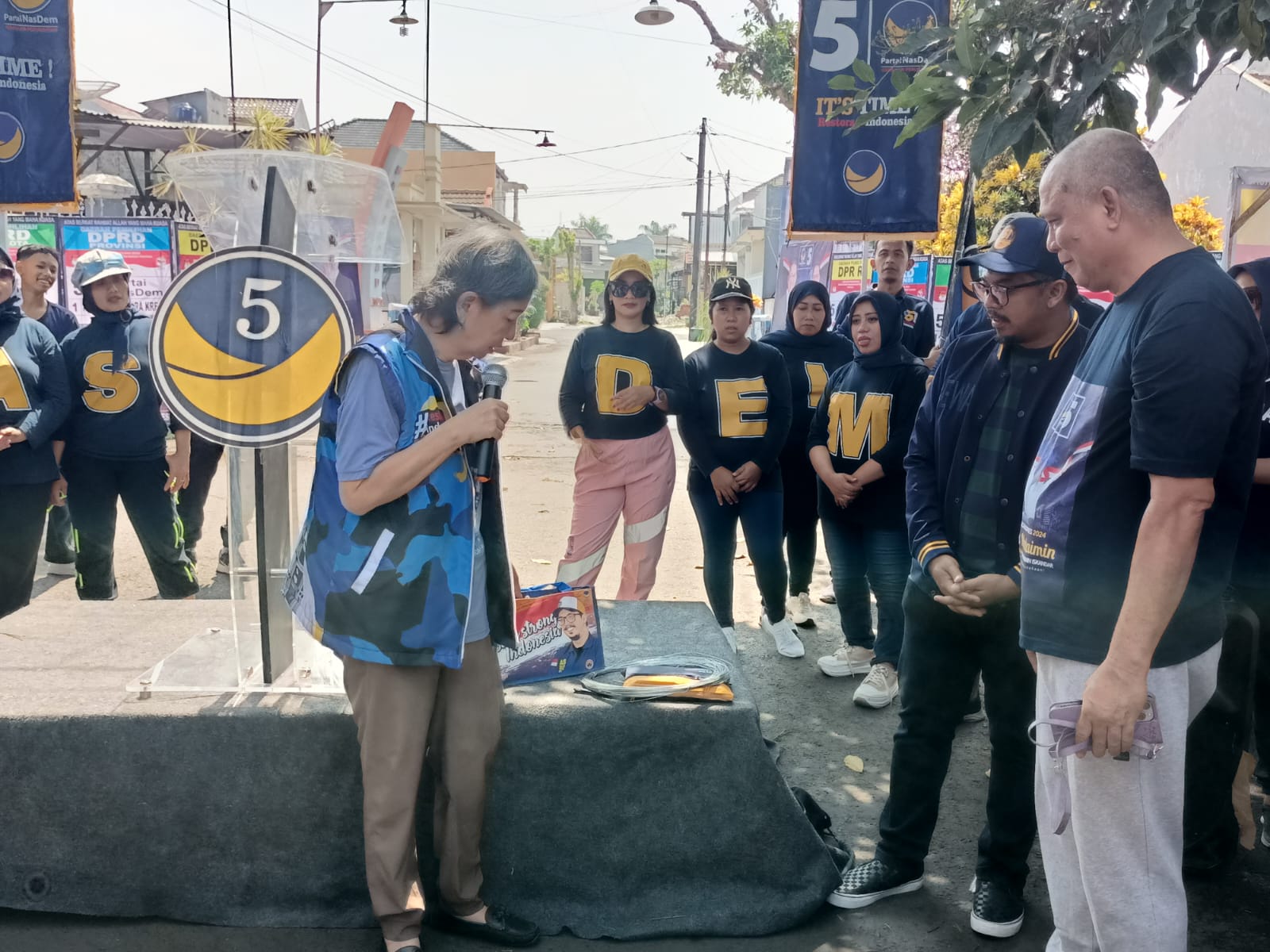 Partai Nasdem Kota Malang bagikan APK pada bacaleg partai Partai Nasdem Kota Malang bagikan APK pada bacaleg partaiÂ