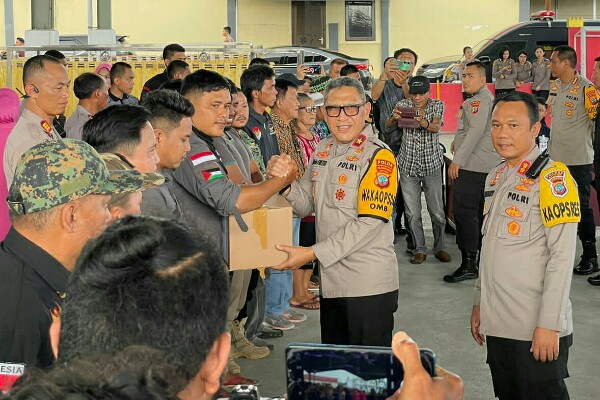 Peduli warga, Polri dan TNI gelar baksos di Kota Bitung Peduli warga, Polri dan TNI gelar baksos di Kota Bitung