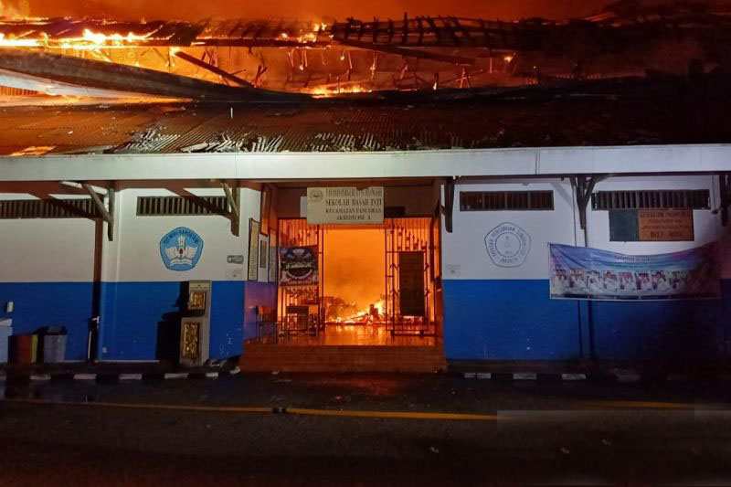 Kebakaran landa bangunan SD Sumbangsih di Jaksel Kebakaran landa bangunan SD Sumbangsih di Jaksel