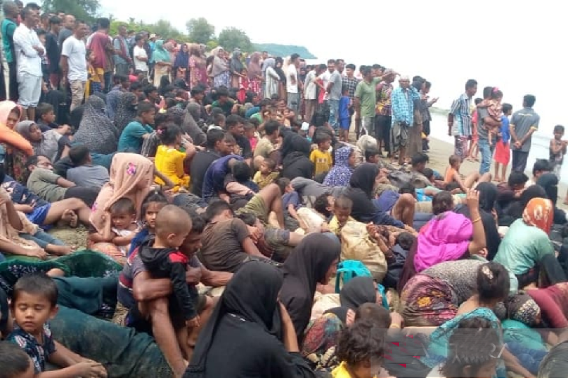 220 imigran Rohingya masuk ke perkampungan di Pidie, Aceh 220 imigran Rohingya masuk ke perkampungan di Pidie, Aceh