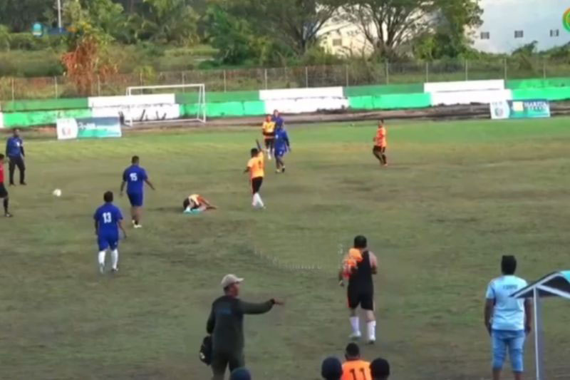 Bupati Halsel meninggal dunia saat bermain bola bersama wartawan Bupati Halsel meninggal dunia saat bermain bola bersama wartawan