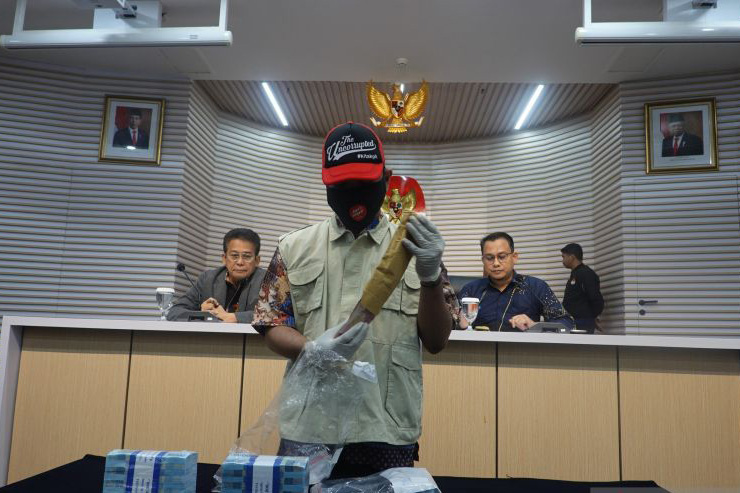 Lima orang tersangka suap proyek pengadaan jalan di Kaltim ditahan KPK
