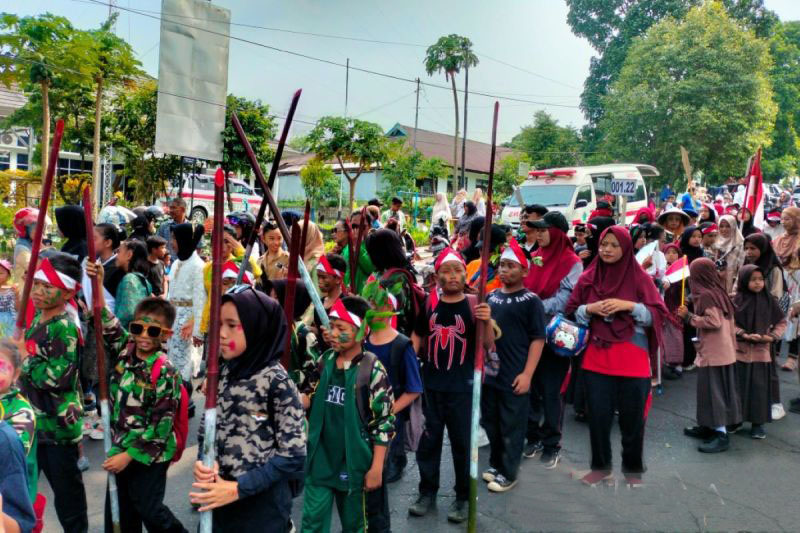 Ribuan warga Rejang Lebong ikuti karnaval peringatan Hari Pahlawan Ribuan warga Rejang Lebong ikuti karnaval peringatan Hari Pahlawan