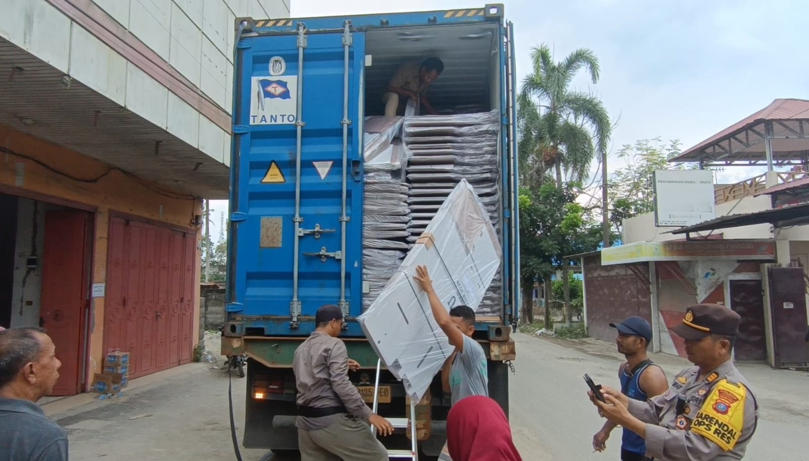 Ribuan kotak suara dan tinta Pemilu 2024 tiba di KPU Langkat Ribuan kotak suara dan tinta Pemilu 2024 tiba di KPU Langkat