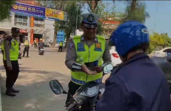 Polres Tegal Kota sosialisasi kampanye tertib berlalu lintas di jalan raya Polres Tegal Kota sosialisasi kampanye tertib berlalu lintas di jalan raya