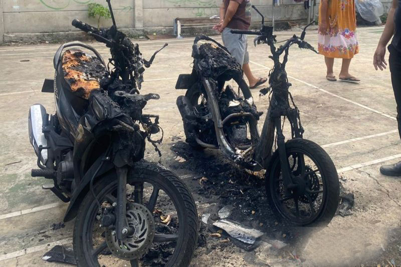 Oknum tak dikenal bakar motor warga di RPTRA Kembangan Oknum tak dikenal bakar motor warga di RPTRA Kembangan