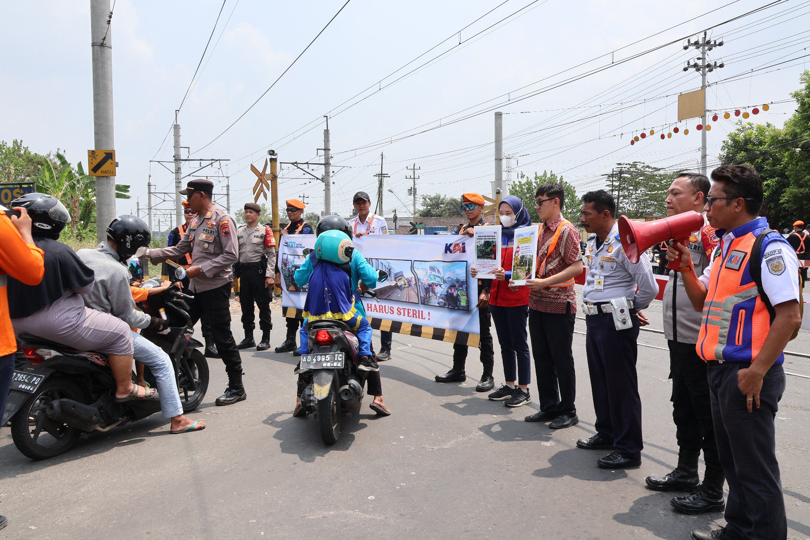 PT KAI Daop 6 sosialisasikan keselamatan di perlintasan sebidang wilayah Klaten PT KAI Daop 6 sosialisasikan keselamatan di perlintasan sebidang wilayah Klaten