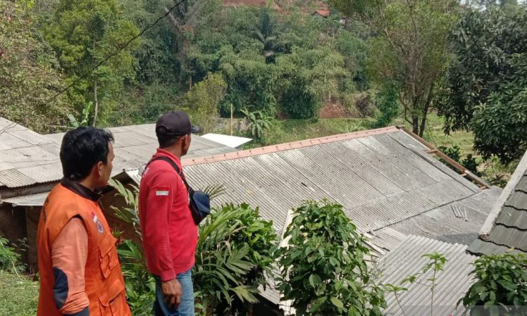 Beberapa kecamatan di Sukabumi dilanda longsor dan puting beliung Beberapa kecamatan di Sukabumi dilanda longsor dan puting beliung