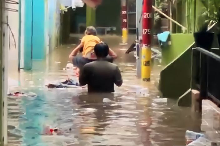 Luapan Kali Ciliwung kembali banjiri permukiman Kebon Pala Luapan Kali Ciliwung kembali banjiri permukiman Kebon Pala