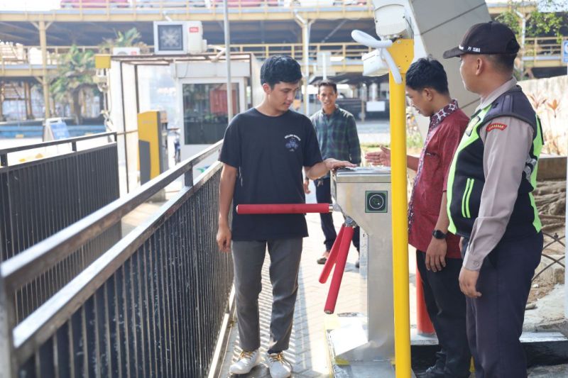Pelindo Regional 4 Makassar pasang turnstile untuk pejalan kaki Pelindo Regional 4 Makassar pasang turnstile untuk pejalan kaki