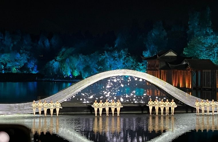Jelajahi indahnya Hangzhou lewat musikal imersif di West Lake