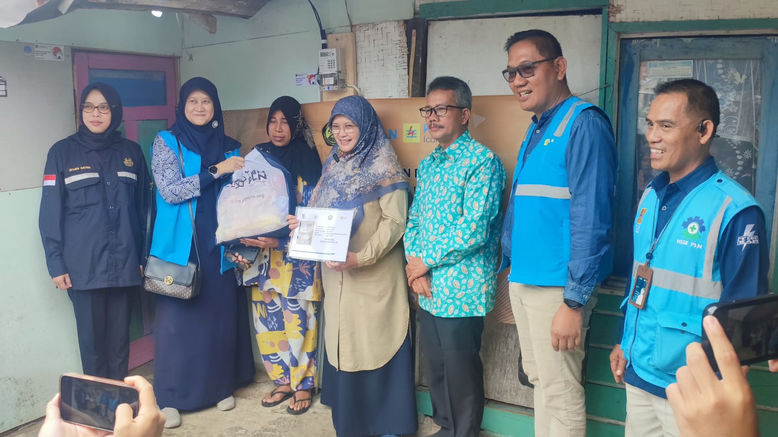 1.000 warga Kabupaten Bandung terima bantuan pasang listrik gratis