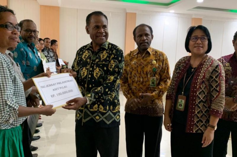 Kemenag RI serahkan bantuan dana pembangunan bagi 23 gereja di Papua Kemenag RI serahkan bantuan dana pembangunan bagi 23 gereja di Papua