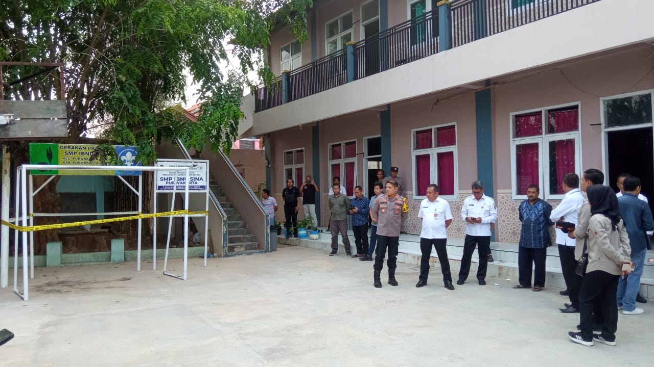 Polres Purwakarta olah TKP kasus pelemparan bom molotov di SMP Ibnu Sina Alqonun Polres Purwakarta olah TKP kasus pelemparan bom molotov di SMP Ibnu Sina Alqonun